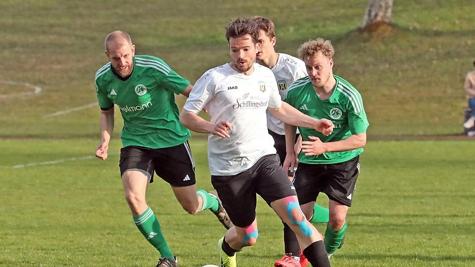Haben das Nachsehen: Die Mittenwalder Maximilian Tauwald (l.) und Tim Kirschke (r.) müssen Kohlgrubs Josef Niklas ziehen lassen.