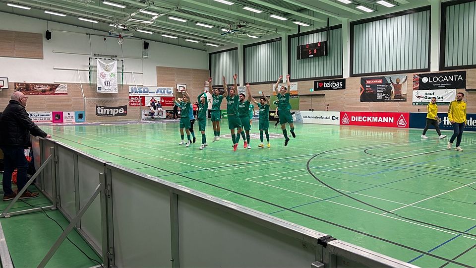 VFR Voxtrup feiert mit seinen Fans den "süssen" Sieg gegen Titelverteidiger SV Hellern