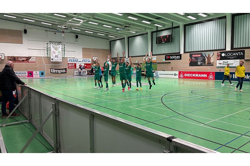 VFR Voxtrup feiert mit seine Fans den "süssen" Sieg gegen Titelverteidiger SV Hellern