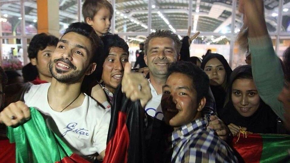 Inmitten begeisterter afghanischer Fußballfans: Nationaltrainer Slaven Skeledzic (Zweiter von rechts).