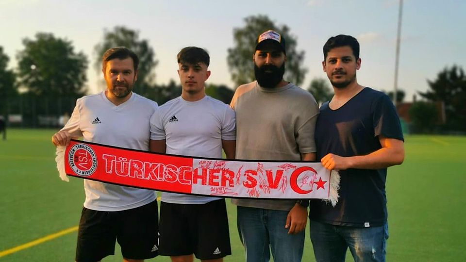 Der türkische SV angelte sich kurz vor Transferschluss Youngster und Defensivspezialist Daniel Andreas (2. v.l.). 