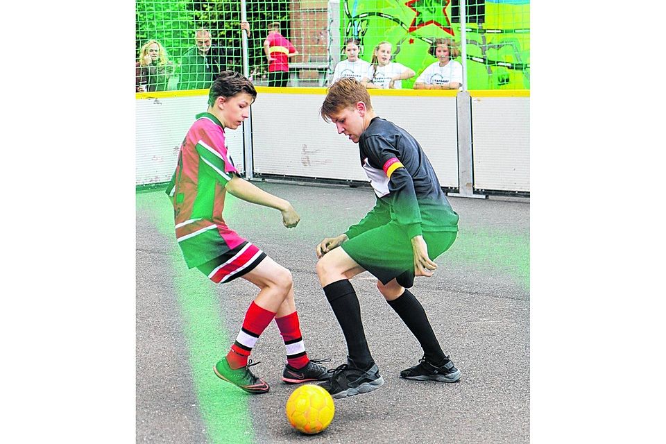 Tolle Tricks am Ball und vollen Einsatz zeigten die Schüler beim „Schools Out Soccer-Turnier“ der Willi-Fährmann-Schule im Court der Mobilen Jugendarbeit. Foto: Andreas Röchter
