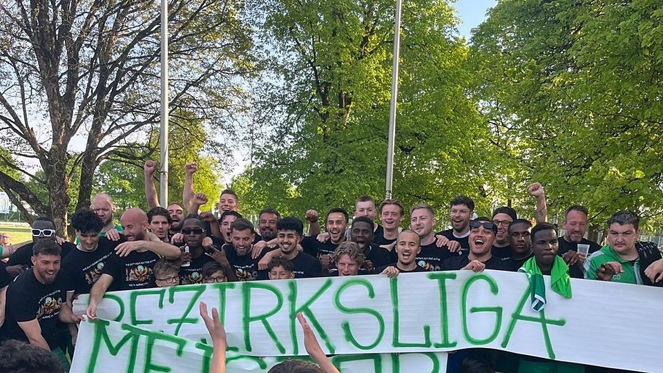 Die Meistermannschaft der Bezirksliga Süd 2024/25: Der SV Aubing München.