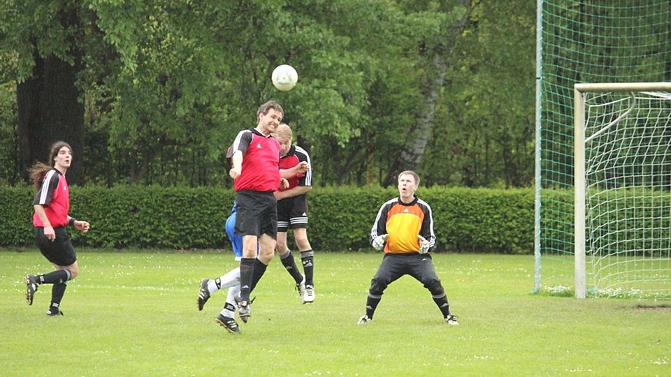 Der VfB Weiden (rote Trikots) setzte ein Ausrufezeichen.F: Leopold Dittrich