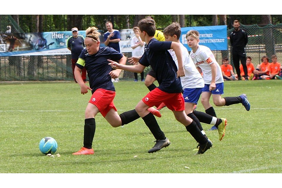 Teilen aus organisatorischen Gründen eine gute Mannschaft in zwei Teams: die D-Junioren des FC Eisenhüttenstadt (in Blau) &lt;em&gt; ©Bernd Pflughöft&lt;/em&gt;