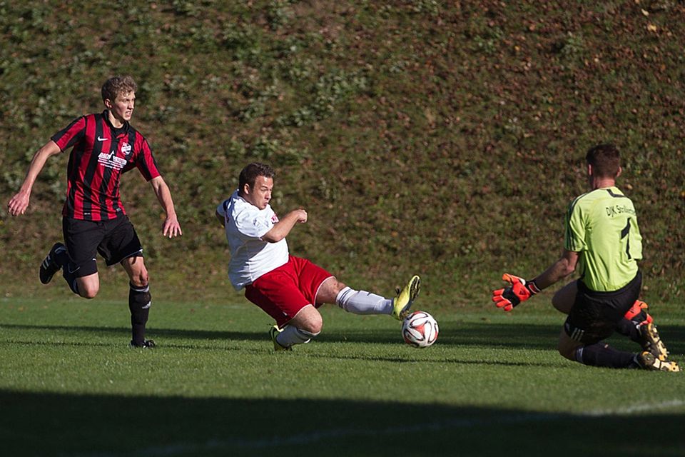 Patrick Madl (mitte) drehte die Partie mit zwei Toren gegen die DJK Straßkirchen mit Keeper Markus Stockbauer F: Hönl