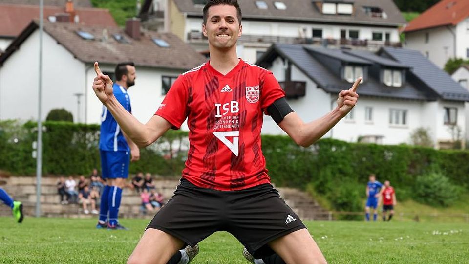Christoph Eisenhauer bejubelt das 1:0 für den TSV Höchst.