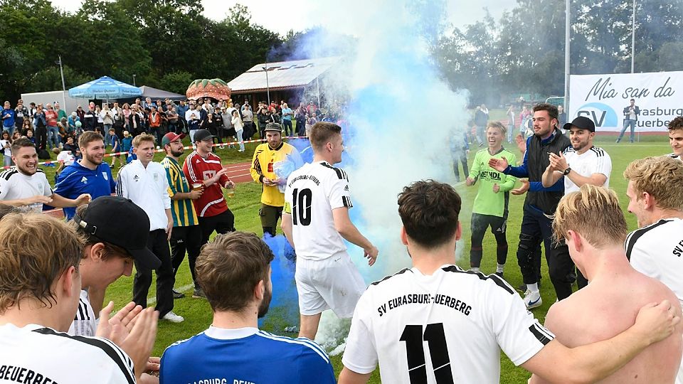 Euphorische Siegesfeierlichkeiten mit blau-weißem Rauch: Die Spieler des SV Eurasburg-Beuerberg jubeln nach der Rückkehr in die Kreisliga. Ein 3:3 gegen Hausham reicht nach dem 1:0 im Hinspiel.