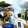 Euphorische Siegesfeierlichkeiten mit blau-weißem Rauch: Die Spieler des SV Eurasburg-Beuerberg jubeln nach der Rückkehr in die Kreisliga. Ein 3:3 gegen Hausham reicht nach dem 1:0 im Hinspiel.