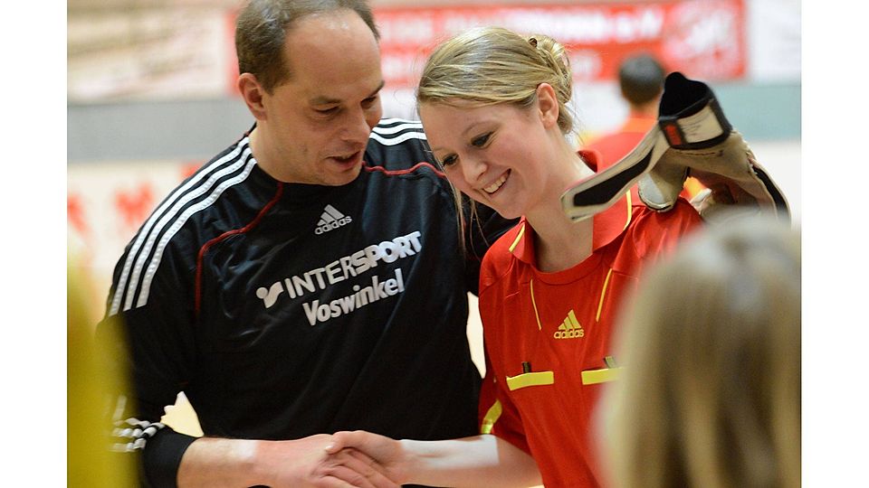Jörg Riedel, hier als Torwart beim Silvester-Cup 2012 mit Schiedsrichterin Amelie Ellerkamp, ist nicht mehr Trainer des SV 21 Büren