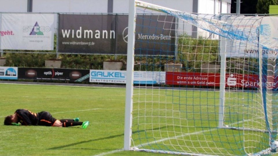 Ball im Tor, Torwart untröstlich: Dortmunds Schlussmann Jonas Hupe liegt am Boden, hat sein Gesicht in den Händen vergraben. Gerade hat er beim Spiel gegen Stuttgart einen haltbaren Ball durchgelassen. Foto: Ruffer