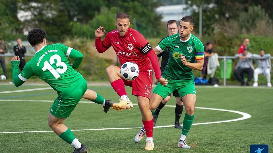 Viele Tore gab es beim FC Freiburg-St. Georgen zu sehen: Hier versuchen Ilias Boutizla (links) und Kapitän Marius Aich (rechts) Spielführer Mario Hess vom SC Reute aufzuhalten.