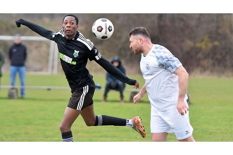 Der SC Maisach (schwarze Trikots) im Spiel gegen den SC Oberweikertshofen II (in Weiß). Der SC Maisach (schwarze Trikots) im Spiel gegen den SC Oberweikertshofen II (in Weiß).