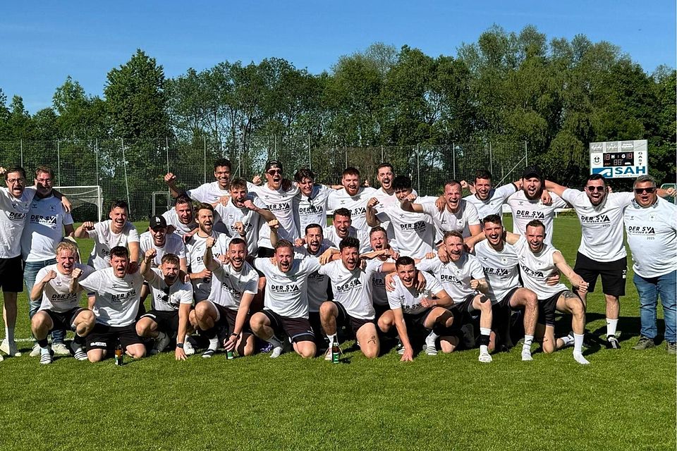 Die weißen Aufstiegsshirts bestellte der SVA vermutlich schon letztes Jahr. Zum Glück klappte es in dieser Saison mit dem Aufstieg.