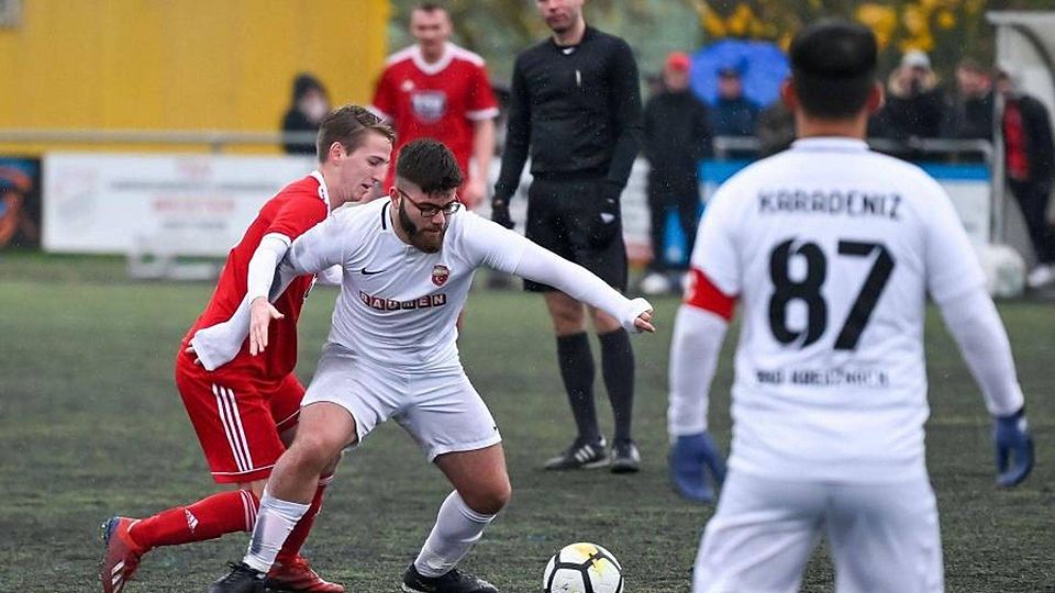 Karadeniz-Spieler Kamer Yakut (weißes Trikot) behauptet den Ball gegen seinen Gegenspieler.	Foto: fupa/Jochen Coutandin