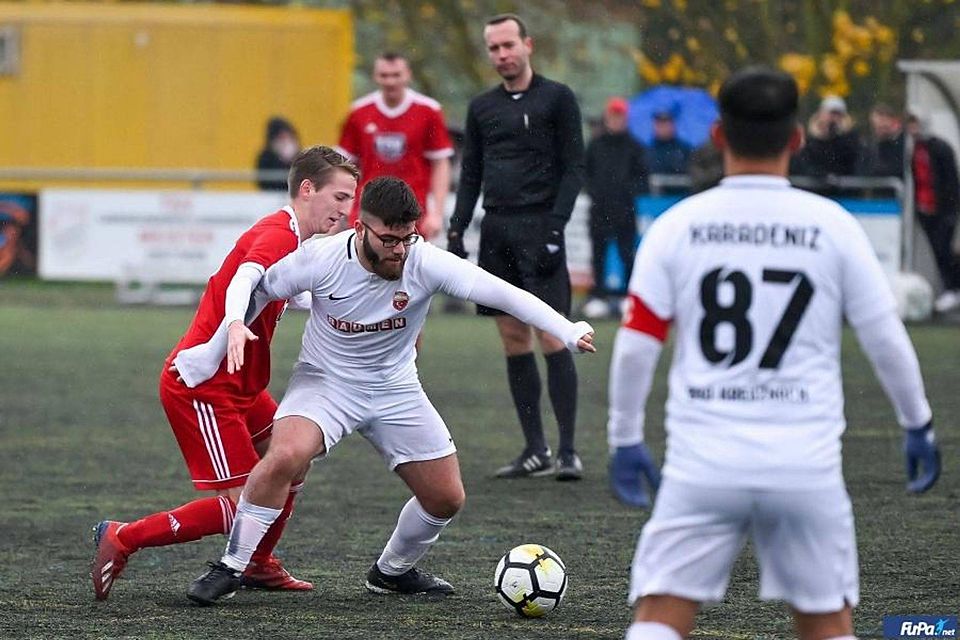 Karadeniz-Spieler Kamer Yakut (weißes Trikot) behauptet den Ball gegen seinen Gegenspieler.	Foto: fupa/Jochen Coutandin