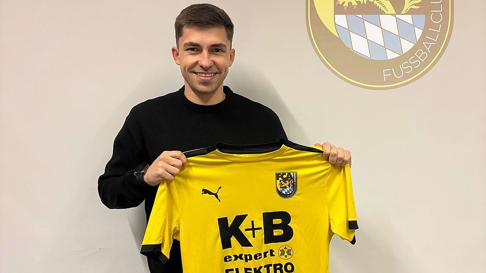 Amberg-Neuzugang Fabian Geitner posiert mit seinem neuen Trikot.