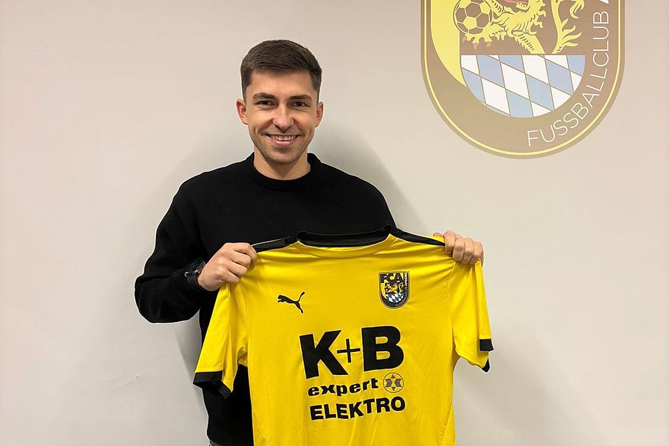 Amberg-Neuzugang Fabian Geitner posiert mit seinem neuen Trikot. Amberg-Neuzugang Fabian Geitner posiert mit seinem neuen Trikot.