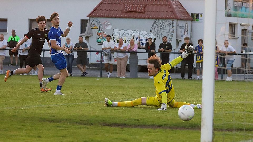Der Schlusspunkt: Düren besiegt Königsdorf nach zähem Beginn mit 2:0.