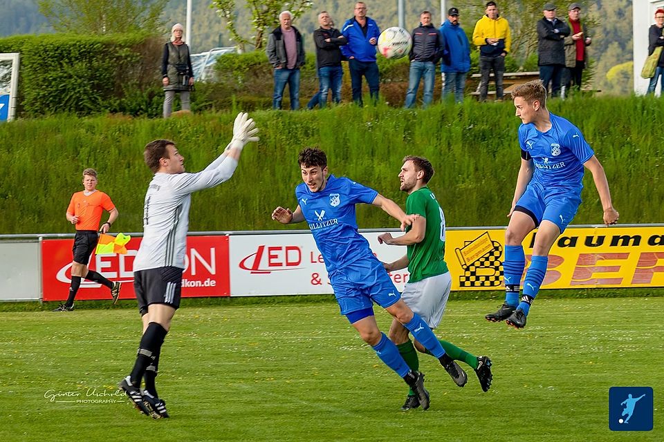 Der FC Wernberg (in Grün, hier in Schwarzhofen) wird ein weiteres Jahr in der Bezirksliga vertreten sein.