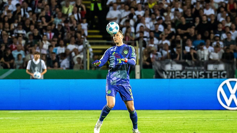 Manuel Neuer (FC Bayern Muenchen, #01) beim Kopfball