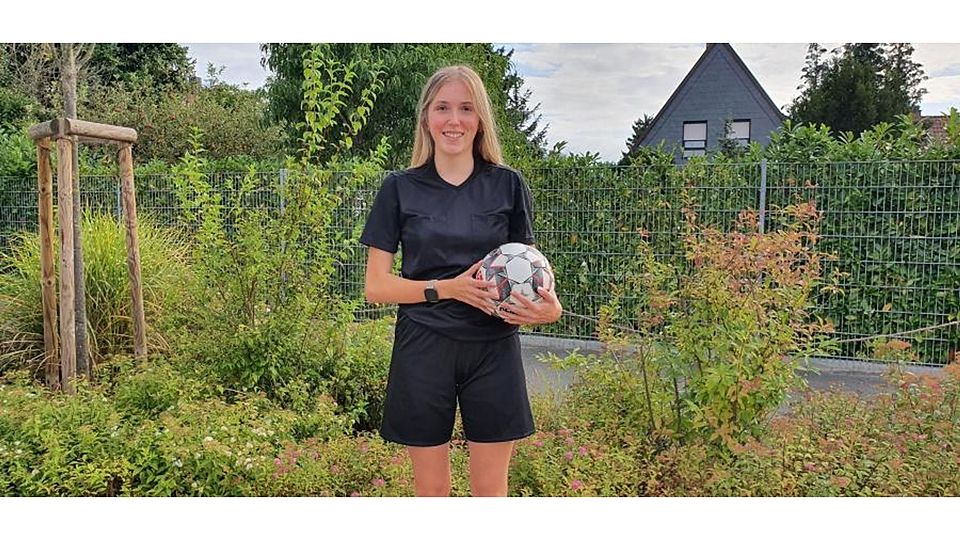 Am Ball: Chiara Giegerich hat die Sportart gewechselt. Die frühere Volleyballerin leitet nun Fußballspiele.	Foto: Anja-Meike Müller