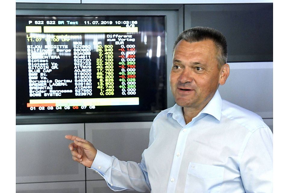 An der Börse: Haching-Präsident Manfred Schwabl beobachtet genau, wer die Aktie der SpVgg zeichnet. foto: Marcus Schlaf