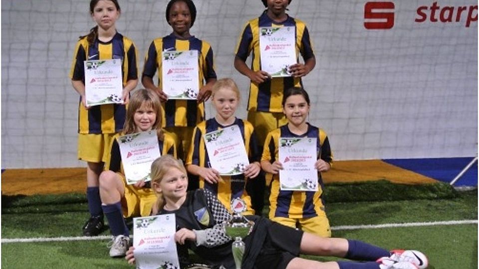 Die U11 des 1. FC gewann den Titel in der jüngsten Mädchen-Klasse.            Fotos: Hermann Kaisers