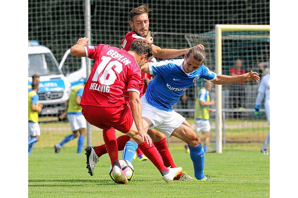 Gute Vorbereitung, aber Potenzial nach oben: Der Rostocker Aleksandar Stevanovic, der sich hier gegen zwei Berliner behauptet, brachte Hansa gegen den BAK mit 1:0 in Führung.Lutz Bongarts