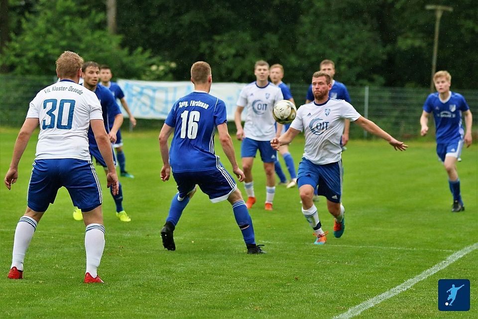 Kämpfen zusammen mit dem SV Rasensport noch um den Aufstieg in die Bezirksliga: Spvg. Fürstenau (blau) und Kloster Oesede.