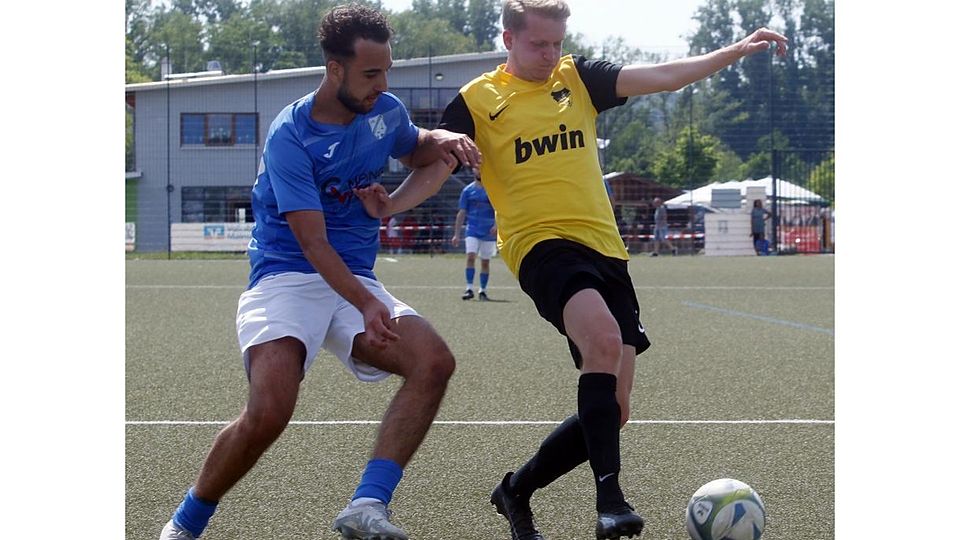 Der VfB Ginsheim um Maximilian Gross (links), hier im Duell mit Yannik Keller vom SV 07 Geinsheim, zeigt sein „schwächstes Spiel seit Wochen”, meint VfB-Trainer Carsten Hennig zur 2:3-Heimniederlage.	Foto: Andre Dziemballa