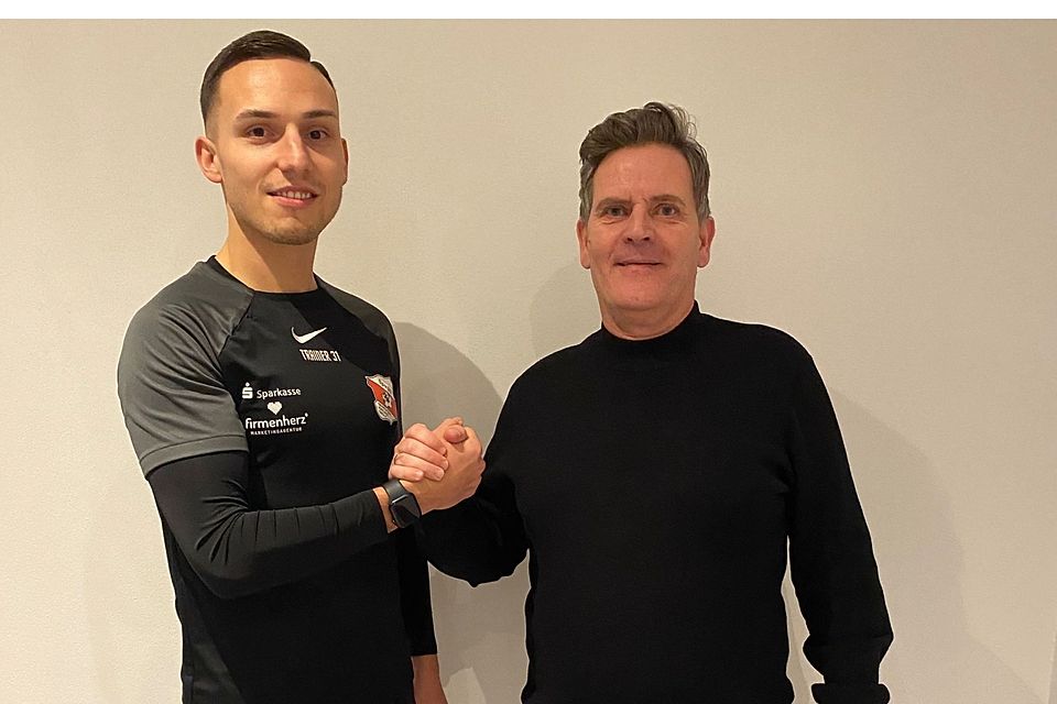 Tobias Beck (li.) hat zur Freude von Hankofens Sportlichem Leiter Richard Maierhofer seinen Vertrag in Hankofen verlängert.