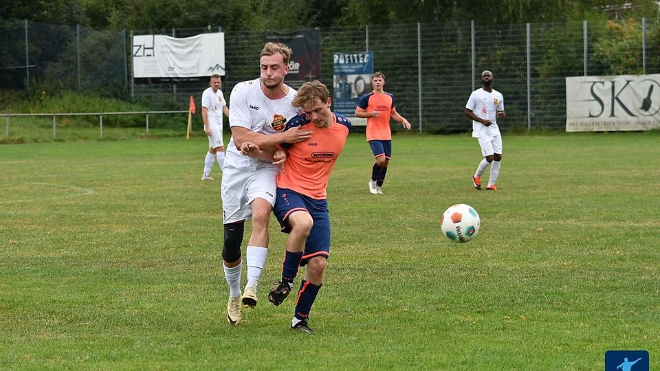 Die SpVgg Pirk (in Weiß) hat im Match gegen den FC Weiden-Ost II (in Orange-Blau) die große Chance, den Kampf um Platz 2 noch einmal spannend werden zu lassen.