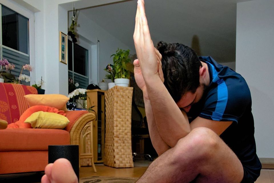 Peter Schmöller macht den Adler: Der KSC-Angreifer Yin Yoga folgt auf der heimischen Gymnastikmatte den Anweisungen von Nina Toy.