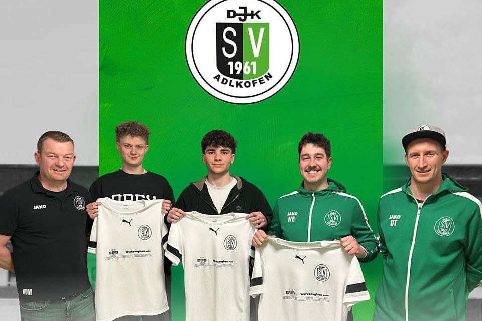 Die Adlkofener Neuen mit Abteilungsleiter Michael Maierbeck (li.) und Spielertrainer Daniel Treimer (re.) 