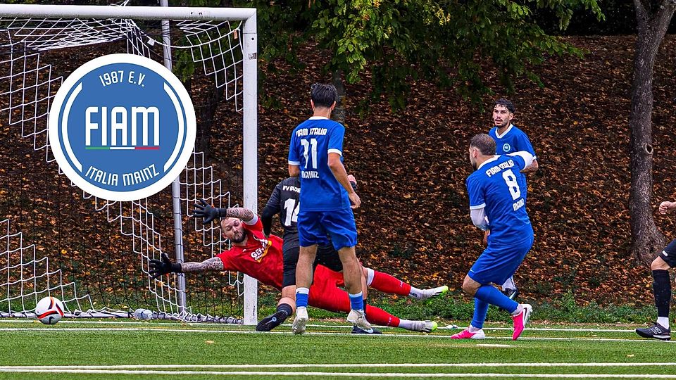 Yusuf Coban (im blauen Trikot mit der Nummer 8) hat nach einem Assist von Yannis Ikan (hinter dem Torschützen teilweise versteckt) die 1:0-Führung beim finalen 5:1-Heimerfolg gegen den FV Budenheim II erzielt.