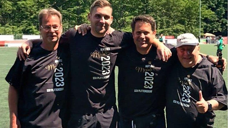 Erfolgreiches Quartett beim SSV Plittersdorf: Torwart- und Cotrainer Kai-Uwe Palm, Fabian Ziehsow, Sportlicher Leiter Jochen Zengler und Mannschaftsbetreuer Giuseppe Malato.