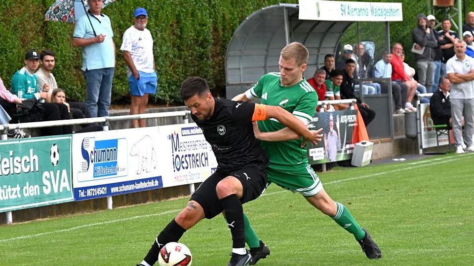 Kein Durchkommen: VfR-Kapitän Marius Gedratis (schwarzes Trikot) versperrt Philipp Gänz denn Weg.	Foto: Jochen Werner