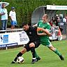 Kein Durchkommen: VfR-Kapitän Marius Gedratis (schwarzes Trikot) versperrt Philipp Gänz denn Weg.	Foto: Jochen Werner