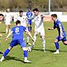 Der FC Dingolfing (in blau) möchte den TSV Seebach in Bedrängnis bringen 