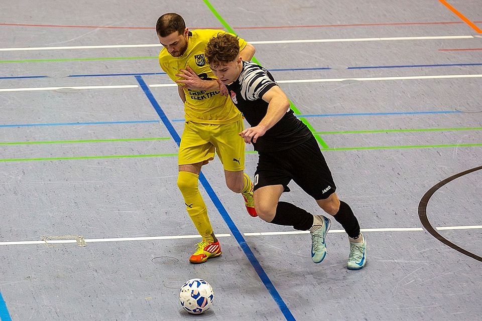 In der Kümmersbrucker Halle sind mit dem FC Amberg (in gelb) und dem SV Inter Bergsteig (schwarz) zwei Bezirksligisten zugegen.