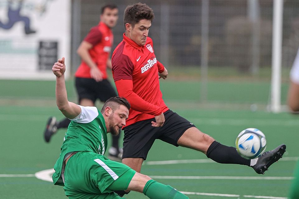 Stets mit letztem Einsatz beim SV Niedernhausen: Maurice Burkhardt (l., hier gegen Wallufs Julius Buff).	