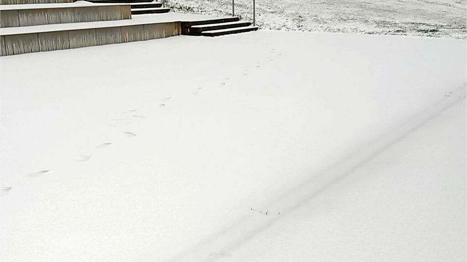 Das Einbollenstadion ist von einer weißen Schneedecke bedeckt 