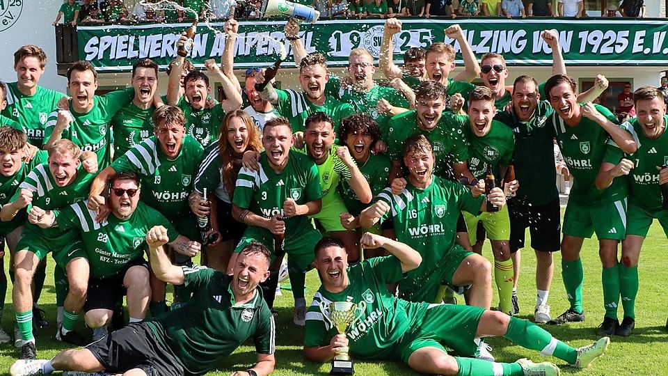 Grenzenlose Ekstase: Die Fußballer des SVA Palzing feierten nach dem 2:1-Sieg im Relegationsshowdown gegen Haidhausen ausgelassen ihren Aufstieg in die Bezirksliga. Doch das war erst der Anfang des Partymarathons.