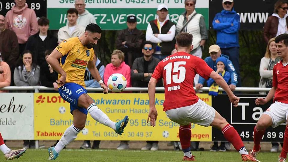 Rafael Krause (SV Todesfelde) im Angriff gegen Leon Tonder (SV Eichede).