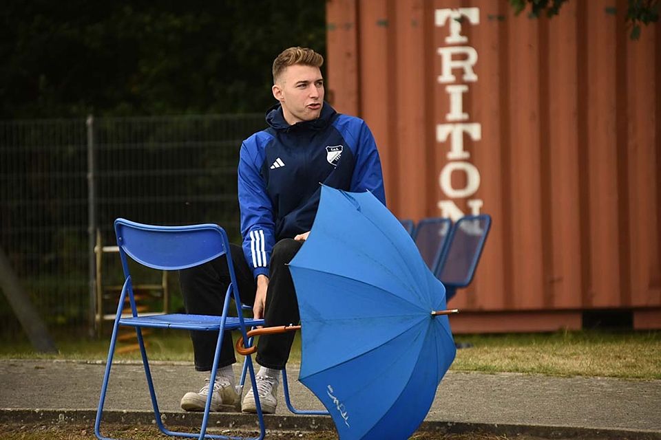Kann der angeschlagene Felix Knuth (TuS Rotenhof)den Regenschirm gegen Fußballschuhe austauschen. Kann der angeschlagene Felix Knuth (TuS Rotenhof)den Regenschirm gegen Fußballschuhe austauschen.