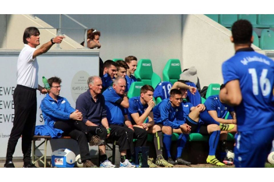 Da geht’s lang: Slobodan Pajic dirigiert sein Team während der Partie gegen Pfullingen (0:0). Foto: Hartmut Ruffer