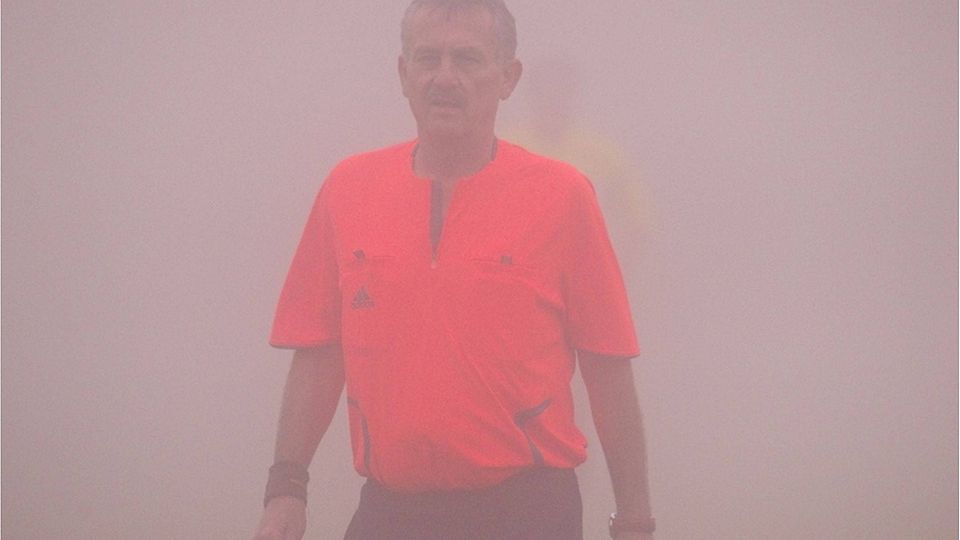 Der Mann, der aus dem Nebel kam: Schiedsrichter Franz Stubenrauch. F: Markus Schmautz