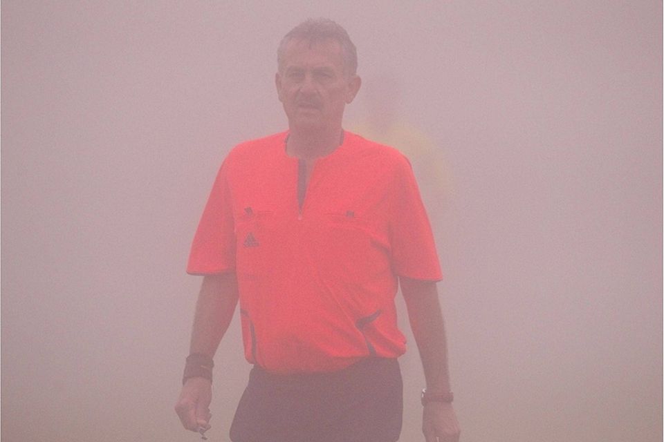Der Mann, der aus dem Nebel kam: Schiedsrichter Franz Stubenrauch. F: Markus Schmautz