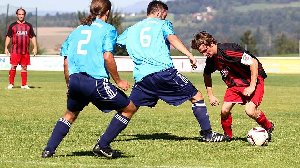 Kapitän Andreas Gerlesberger (re.) tanzt gleich mit zwei Gegenspieler "Sirtaki"